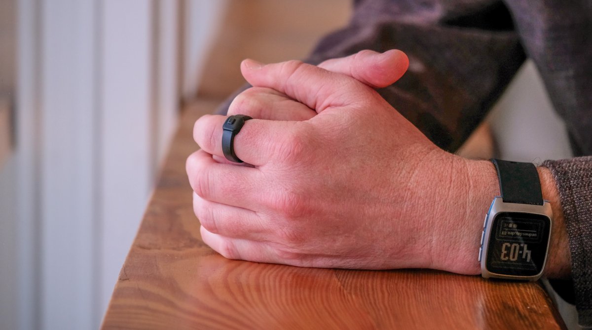 Ring that remembers for you: Pebble Index 01